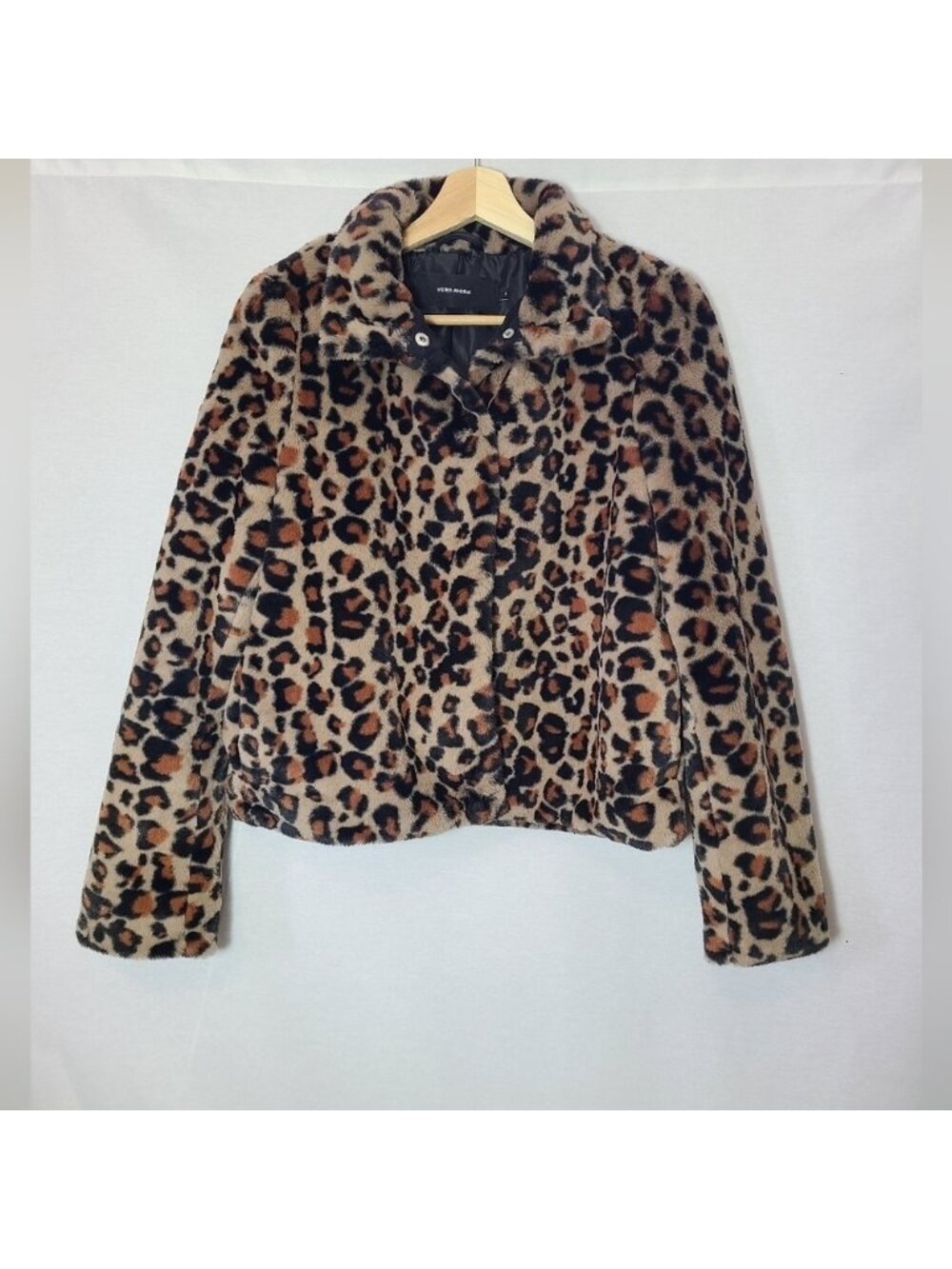 Vero Moda cropped leopard print faux fur jacket- Size small - Picture 2 of 5